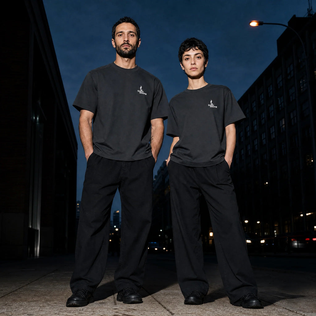 Two people wearing the Salon Daomé dark grey Sorona quick-dry boxy t-shirt on a city street.